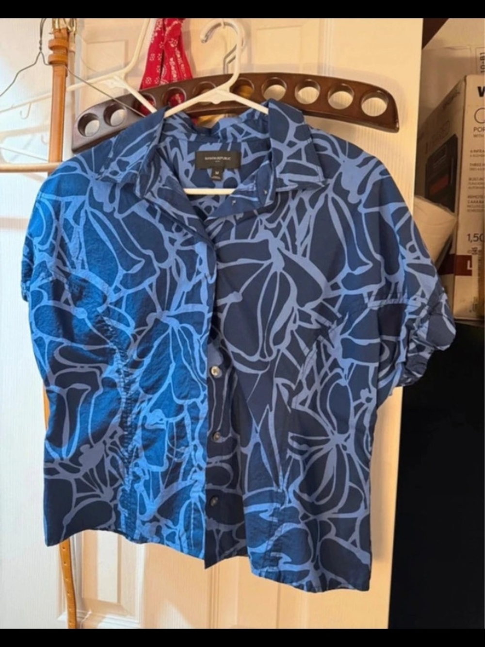 Banana Republic Abstract Button Down Shirt in Blue & Gray Size Medium